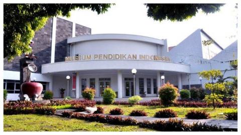 Gambar tampak halaman depan MPI UNY